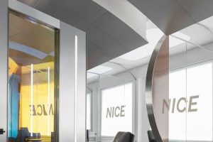 發(fā)型工作室沙龍中心大理石地板裝修設(shè)計(jì)黃色墻體玻璃隔斷