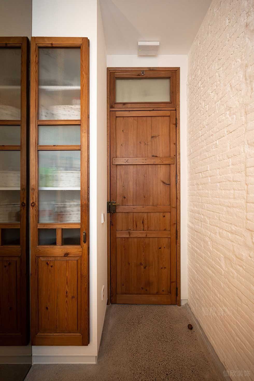 木門裝修效果圖墻紙貼面設(shè)計(jì)效果圖復(fù)古辦公室收納柜裝修