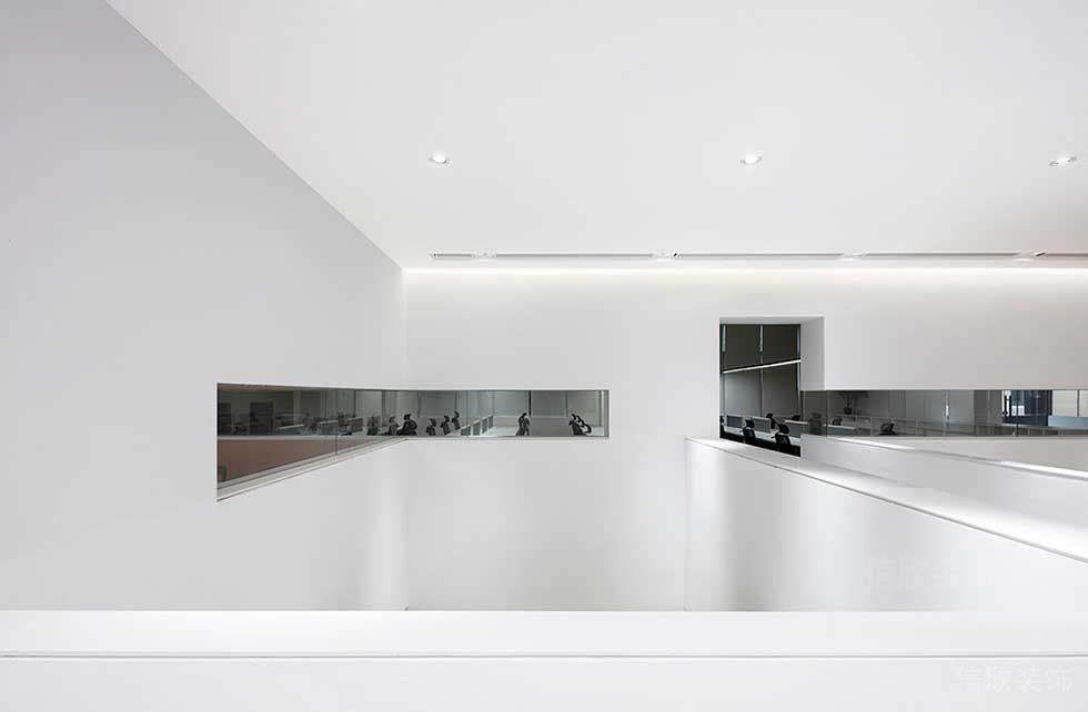 現(xiàn)代簡約風(fēng)格辦公室樓梯間藝術(shù)窗孔裝修圖