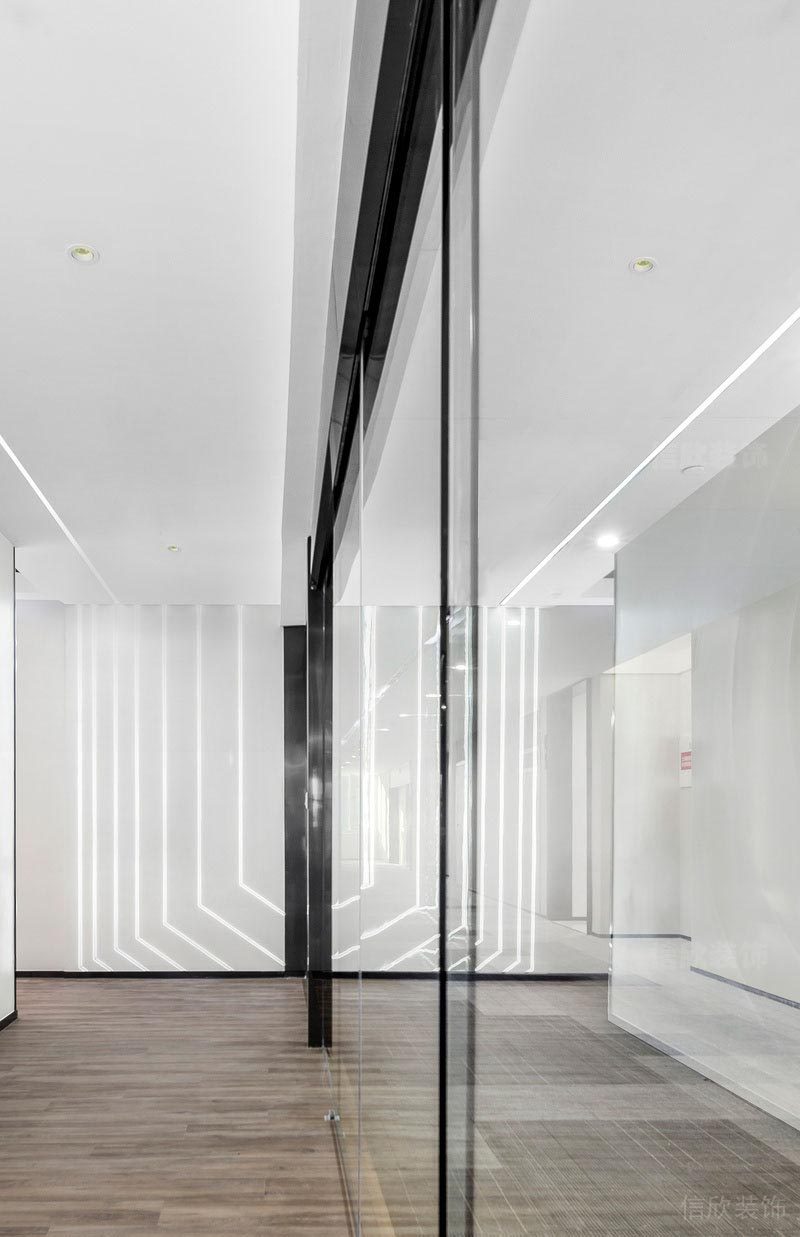 南山區(qū)世茂前海中心白色調(diào)辦公室裝修設(shè)計