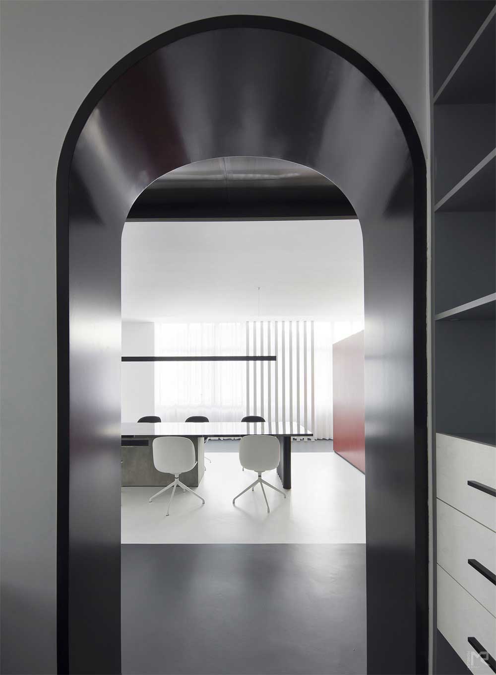 深圳福田區(qū)簡(jiǎn)約黑白藝術(shù)辦公室設(shè)計(jì)裝修-辦公區(qū) 深圳福田區(qū)簡(jiǎn)約黑白藝術(shù)辦公室設(shè)計(jì)裝修-辦公區(qū)