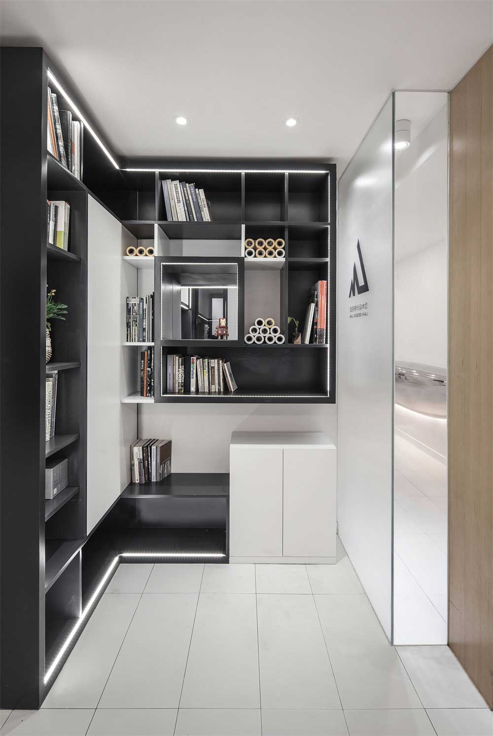 小辦公室黑色的實(shí)木書柜燈光帶效果圖