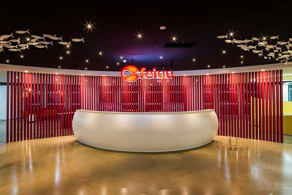 弧形鏤空墻體紅色品牌形象前臺區(qū)現(xiàn)代辦公室大堂裝修效果