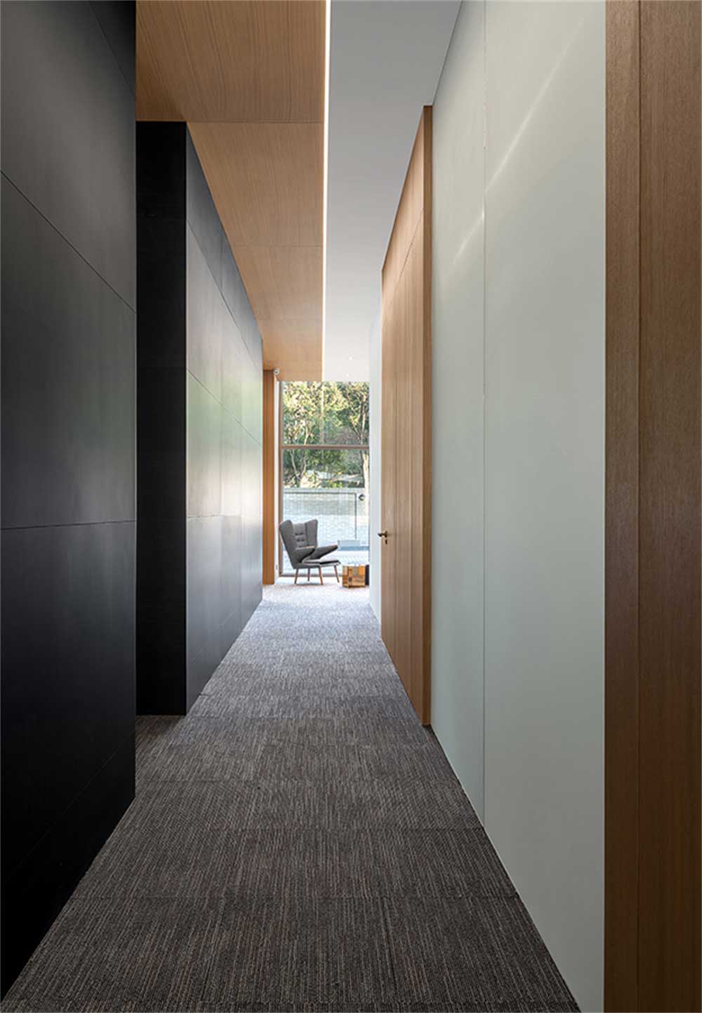 辦公室過(guò)道墻面深色木紋飾面