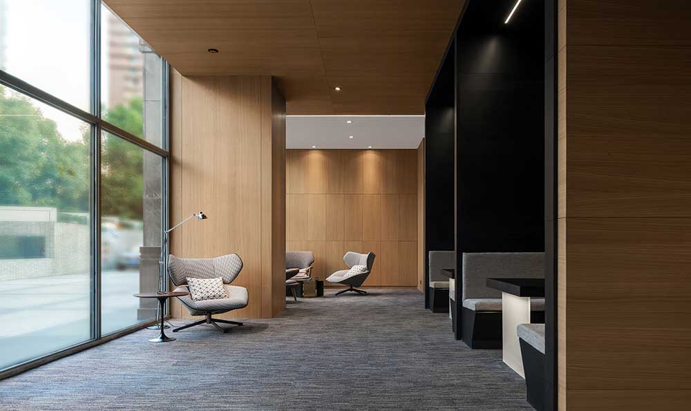 深圳市龍華1200平原木風辦公室裝修設計洽談區(qū)