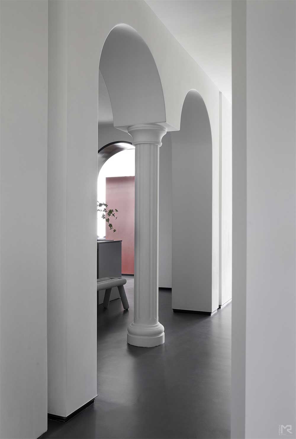 深圳福田區(qū)簡(jiǎn)約黑白藝術(shù)辦公室設(shè)計(jì)裝修-過道 深圳福田區(qū)簡(jiǎn)約黑白藝術(shù)辦公室設(shè)計(jì)裝修-過道