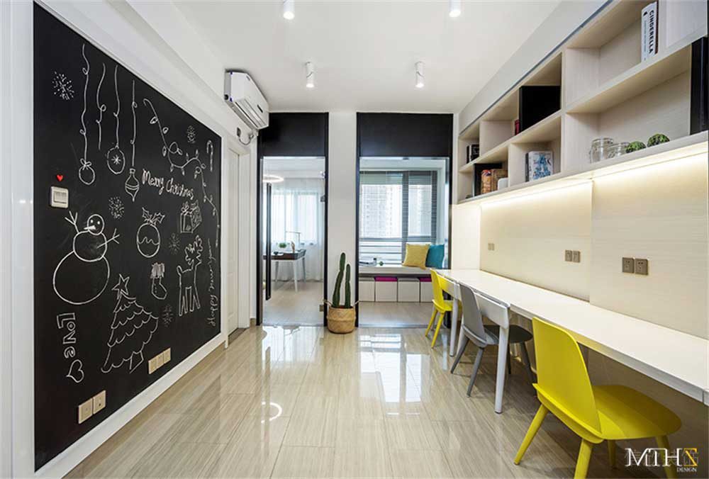 培訓(xùn)機(jī)構(gòu)兒童課后輔導(dǎo)班自習(xí)室黑板墻體裝修效果直線式木質(zhì)書桌裝修