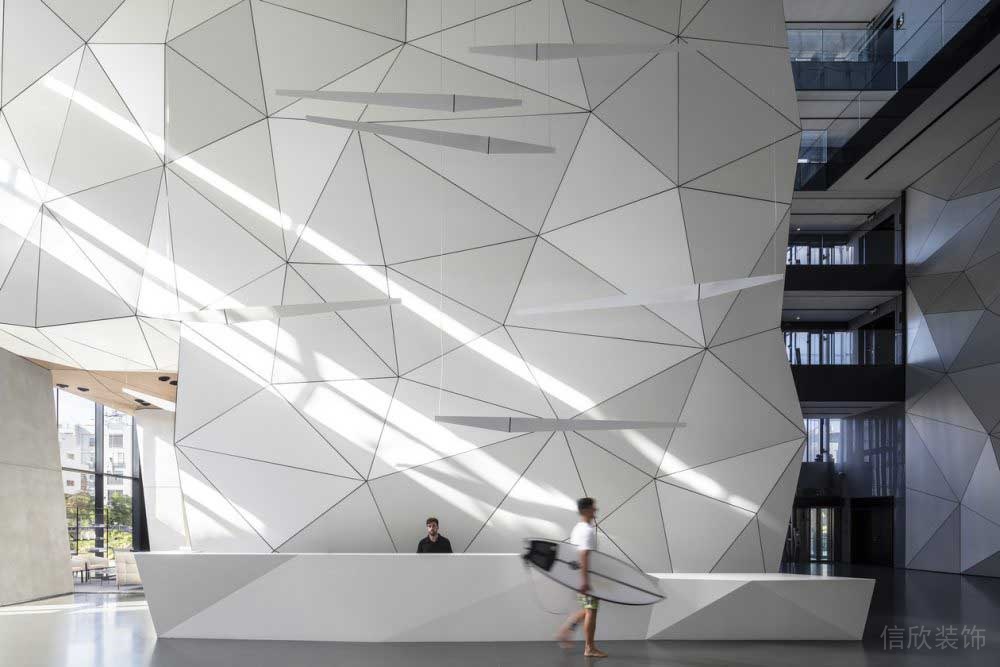 前臺接待區(qū)背景墻不規(guī)則三角形做造型設計