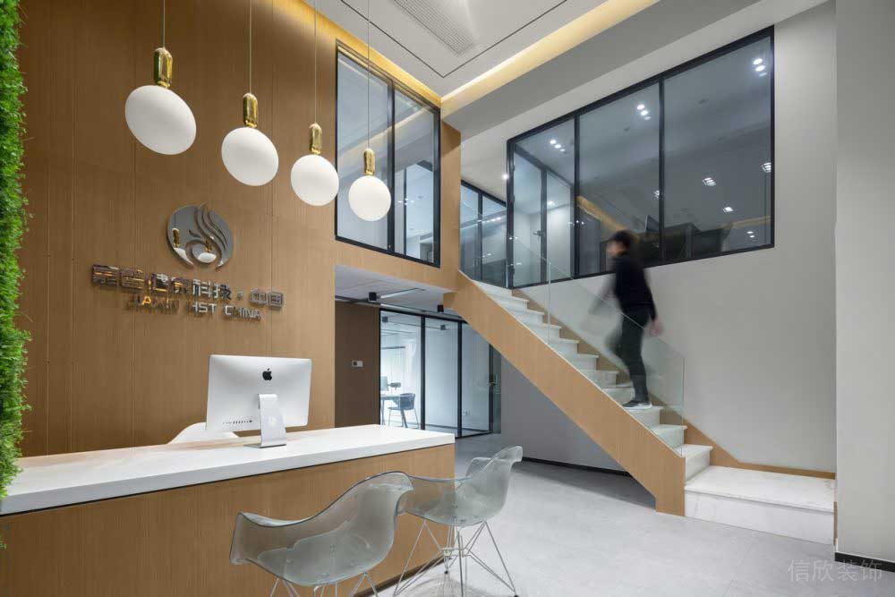 木質天花創(chuàng)意吊頂前臺區(qū)階梯玻璃樓梯效果