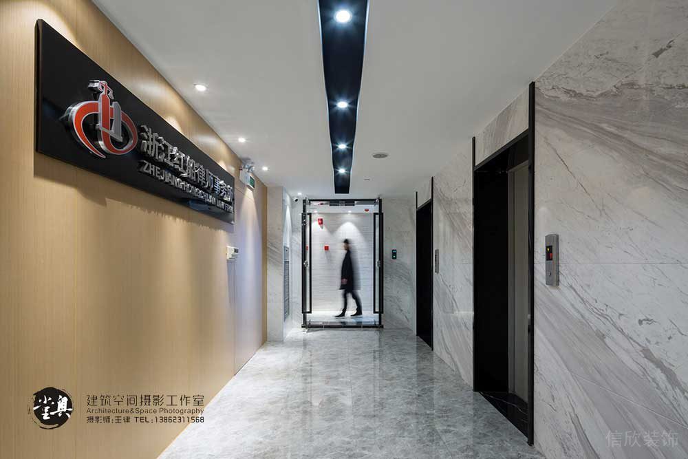 律師事務(wù)所實(shí)木設(shè)計(jì)法式灰色大理石地磚電梯等候區(qū)域辦公樓裝修