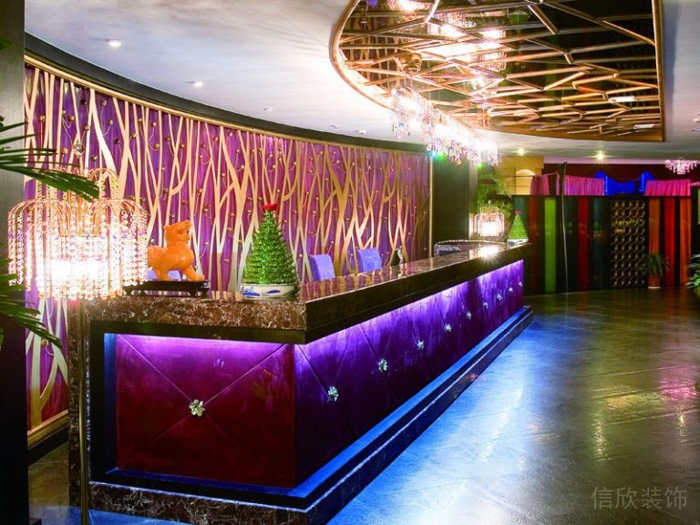 Ktv會所裝修前臺區(qū)皮革紫色宮廷風效果圖燈飾創(chuàng)意氛圍感大廳過道圖