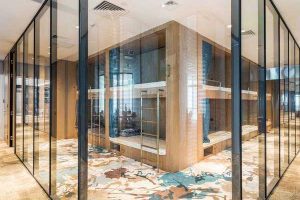 原木色墻面玻璃隔斷布藝地毯效果圖設(shè)計