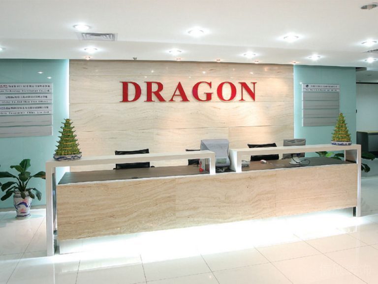 現代簡約對稱前臺招待臺客服中心琺瑯板內嵌燈帶品牌紅色字體設計圖