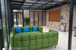 陽(yáng)光房休息區(qū)綠色沙發(fā)