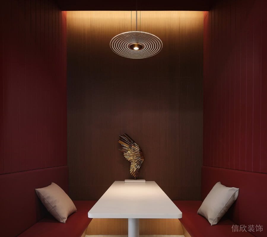紅色對(duì)稱(chēng)式面對(duì)面休息區(qū)域簡(jiǎn)約風(fēng)裝修效果