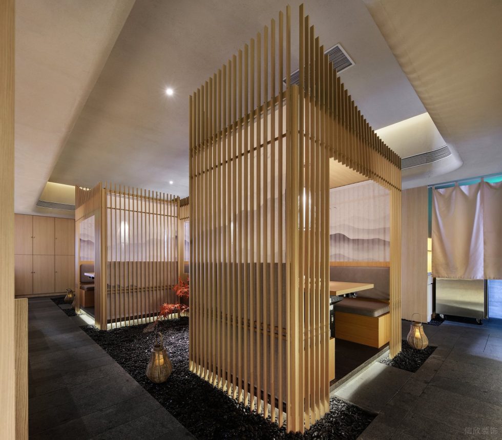 深圳福田天健時尚新天地和風日式料理餐廳裝修案例原木色格柵