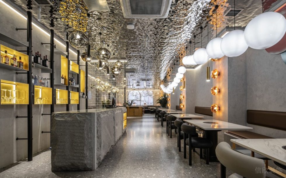 深圳福田天健時(shí)尚新天地輕奢風(fēng)格火鍋店裝修案例金屬裝飾酒架