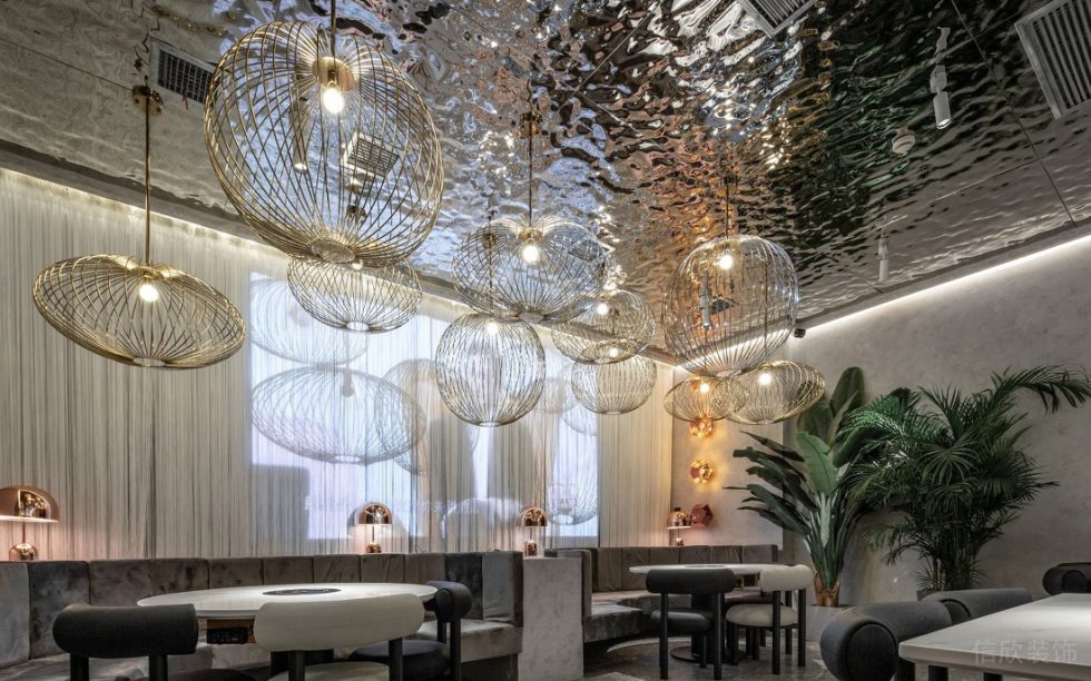 深圳福田天健時(shí)尚新天地輕奢風(fēng)格火鍋店裝修案例天花不銹鋼波紋板