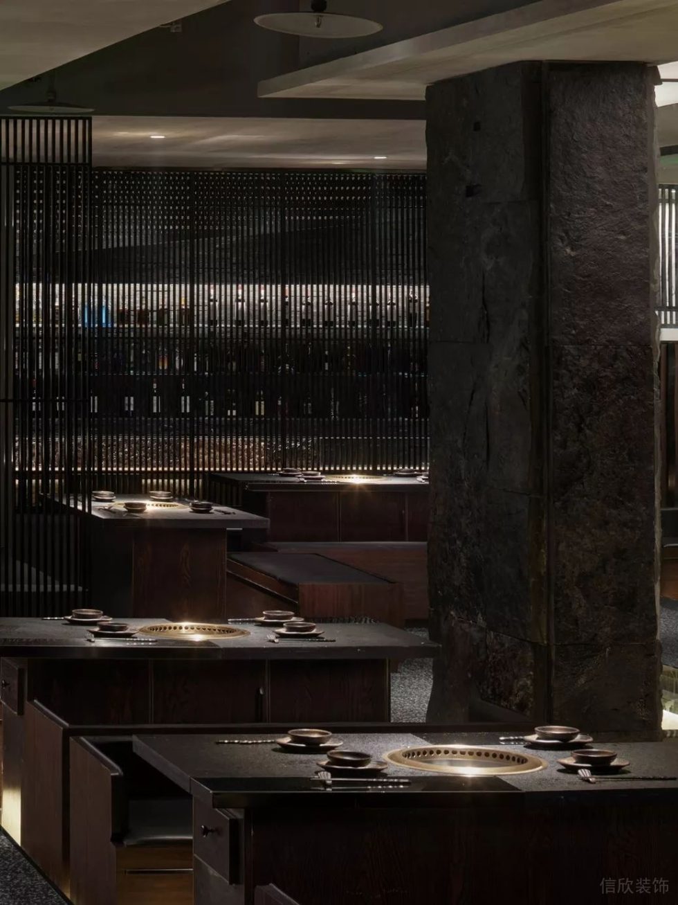 深圳南山海印長城新中式風格烤肉餐廳裝修案例黑麻花崗石荔枝面餐桌 深圳南山海印長城新中式風格烤肉餐廳裝修案例黑麻花崗石荔枝面餐桌
