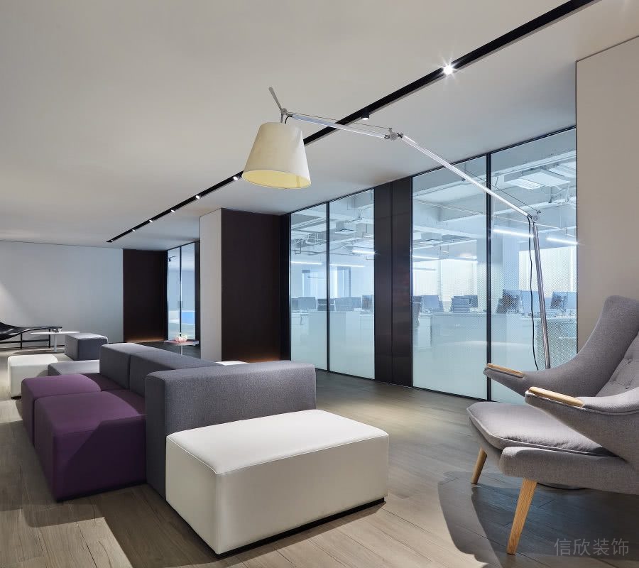 辦公室休閑區各色的布藝沙發