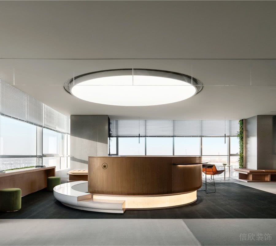 展廳圓形的軟膜天花與圓形的服務(wù)臺(tái)相對(duì)應(yīng)