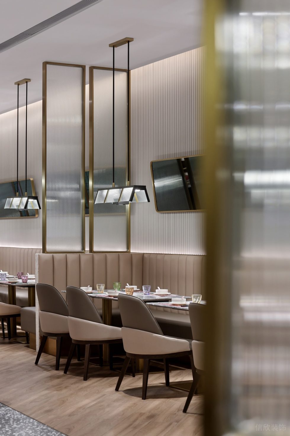 深圳福田華美大廈輕奢風(fēng)格茶餐廳裝修案例長(zhǎng)虹玻璃裝飾隔斷 深圳福田華美大廈輕奢風(fēng)格茶餐廳裝修案例長(zhǎng)虹玻璃裝飾隔斷