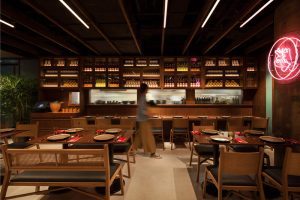 深圳羅湖峰景臺大廈東南亞風(fēng)格泰國菜餐廳裝修案例用餐區(qū)效果圖