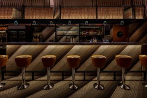 深圳龍華蘋(píng)果園美式工業(yè)風(fēng)披薩店裝修案例吧臺(tái)用餐區(qū)效果圖