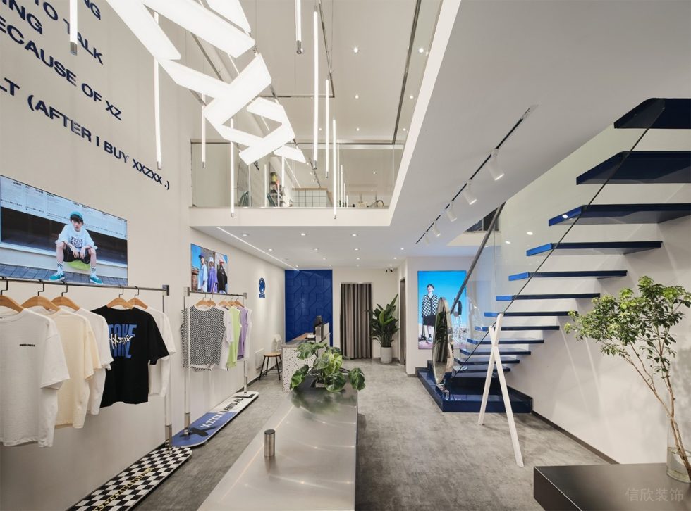 深圳市龍華區(qū)大浪潮牌店玻璃欄桿樓梯裝修圖 深圳市龍華區(qū)大浪潮牌店玻璃欄桿樓梯裝修圖