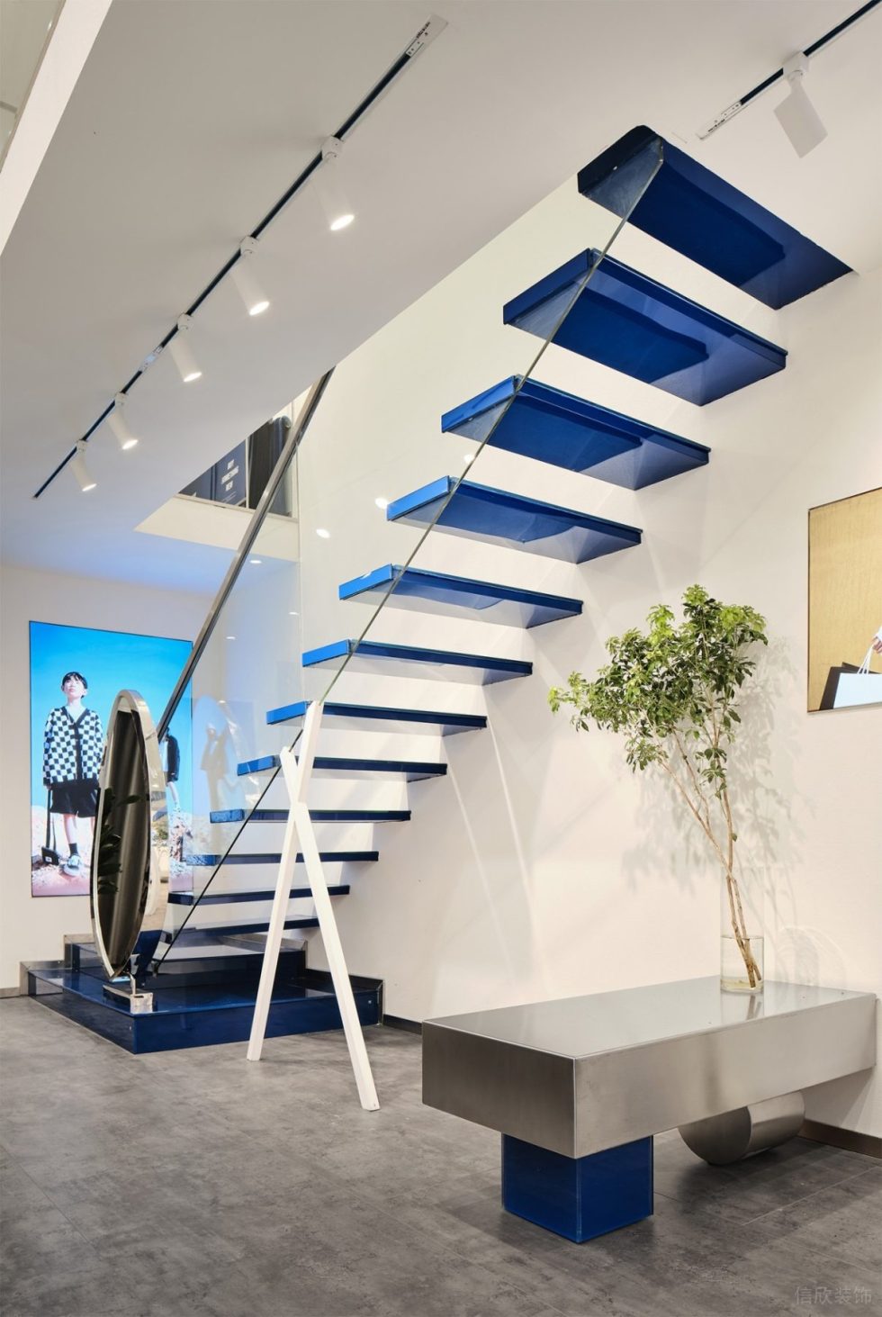 深圳市龍華區(qū)大浪潮牌店玻璃欄桿樓梯裝修 深圳市龍華區(qū)大浪潮牌店玻璃欄桿樓梯裝修