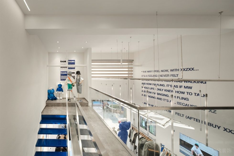 深圳市龍華區(qū)大浪潮牌店二樓玻璃欄桿裝修設(shè)計 深圳市龍華區(qū)大浪潮牌店二樓玻璃欄桿裝修設(shè)計