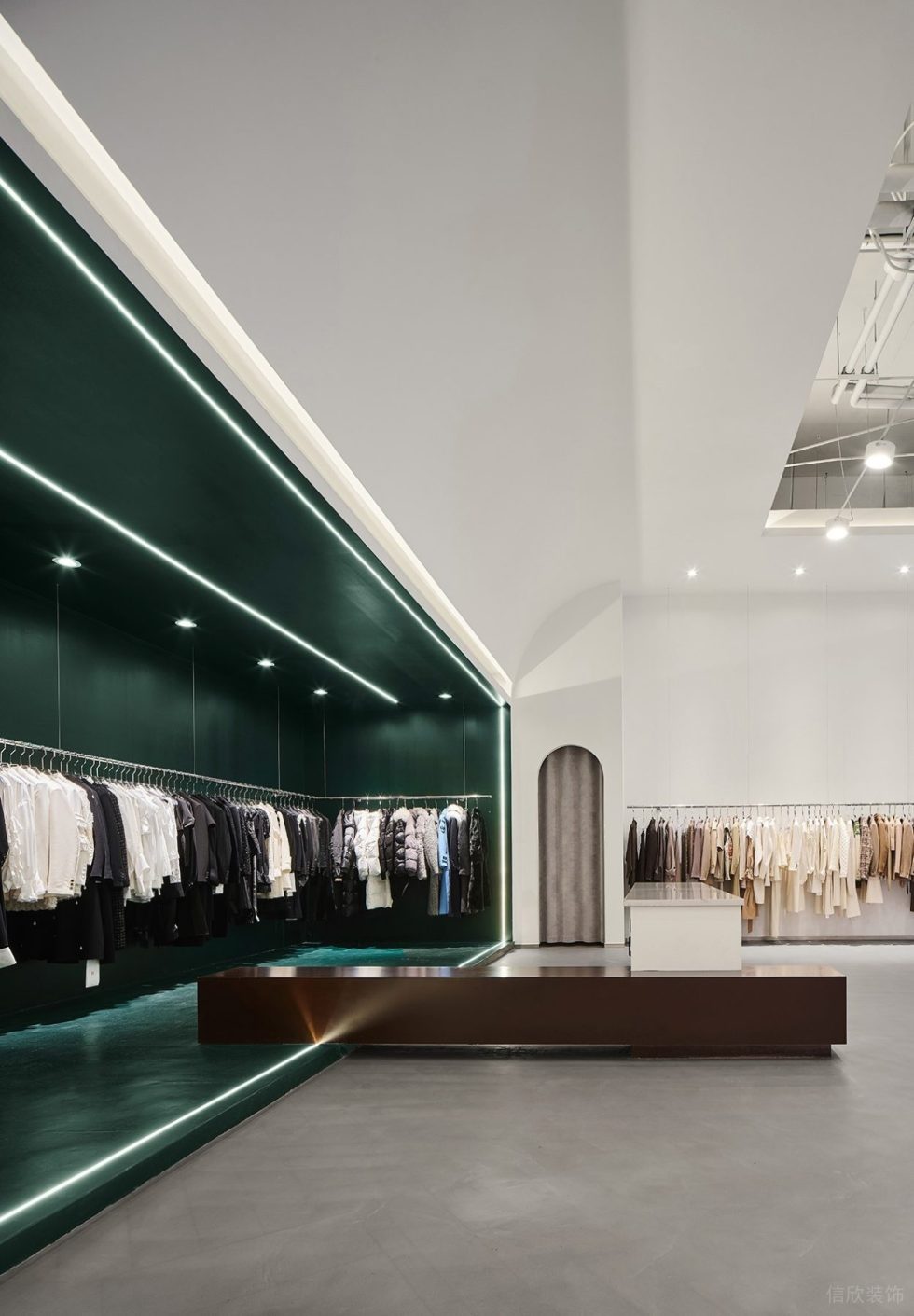 深圳市南山區南頭現代風rain & Snow.hby買手店裝修設計綠色燈光衣服展柜