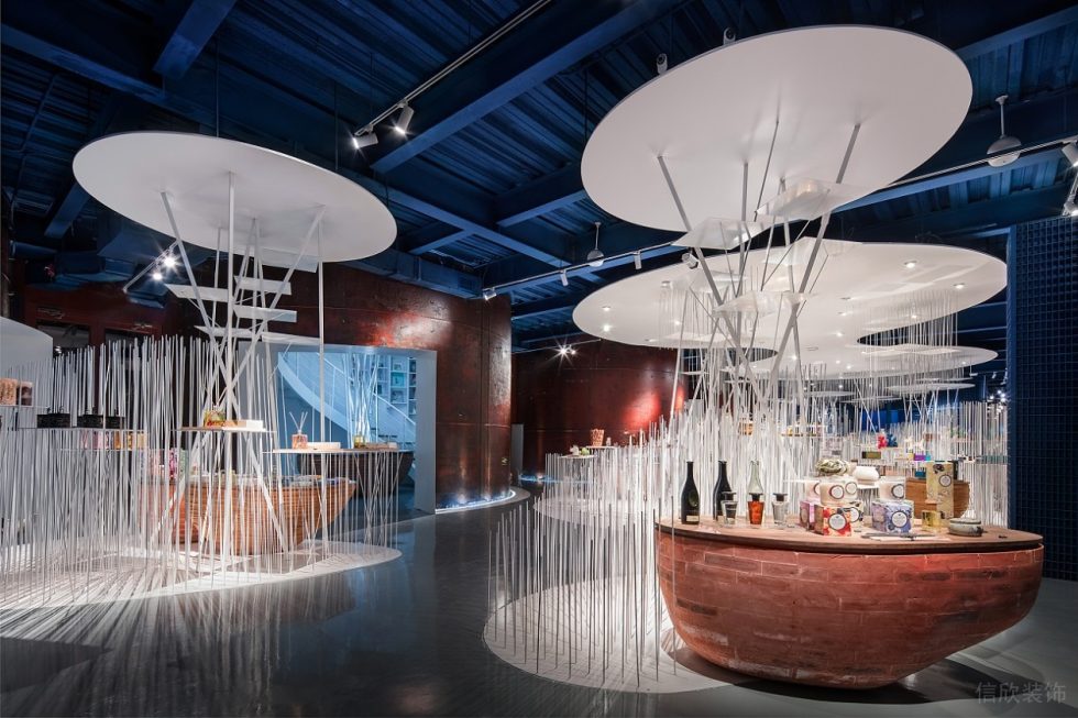 深圳市南山中心城現代風“老廠房”751時尚買手店裝修設計紅色磚石展臺