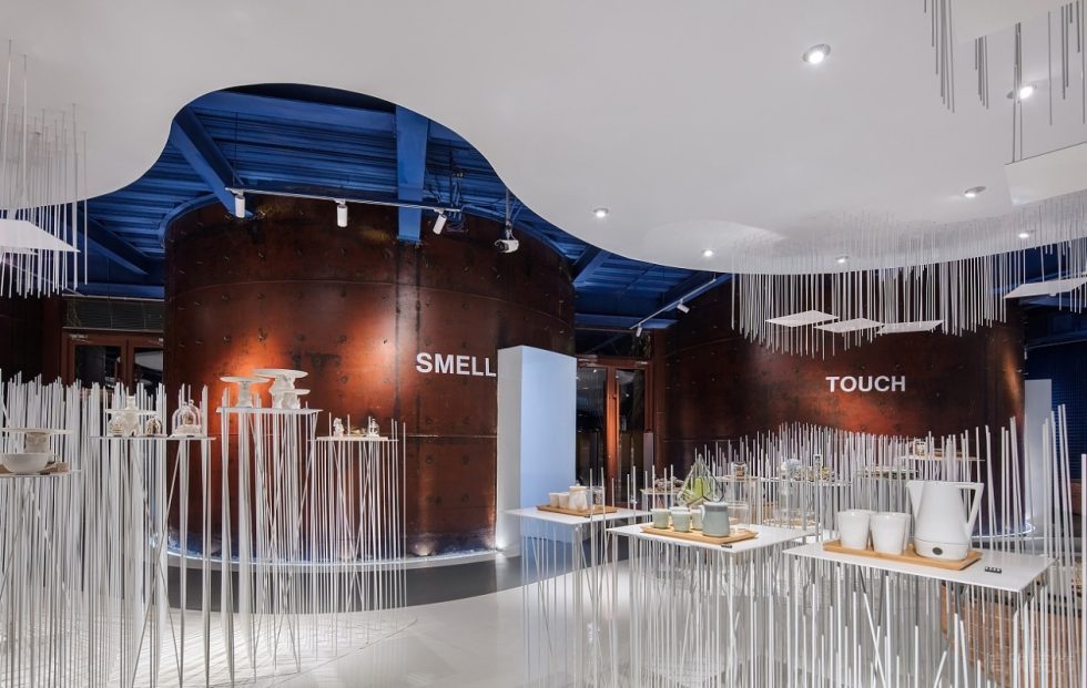 深圳市南山中心城現代風“老廠房”751時尚買手店裝修設計透明有機玻璃裝飾