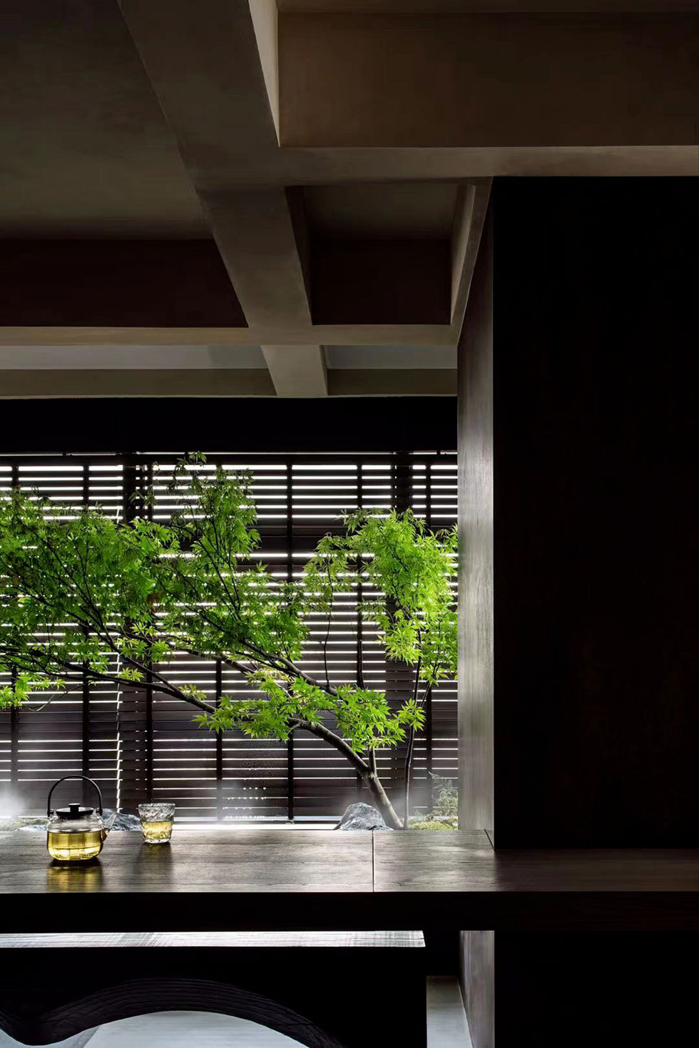 古樸的原木長條形的接待洽談桌 古樸的原木長條形的接待洽談桌