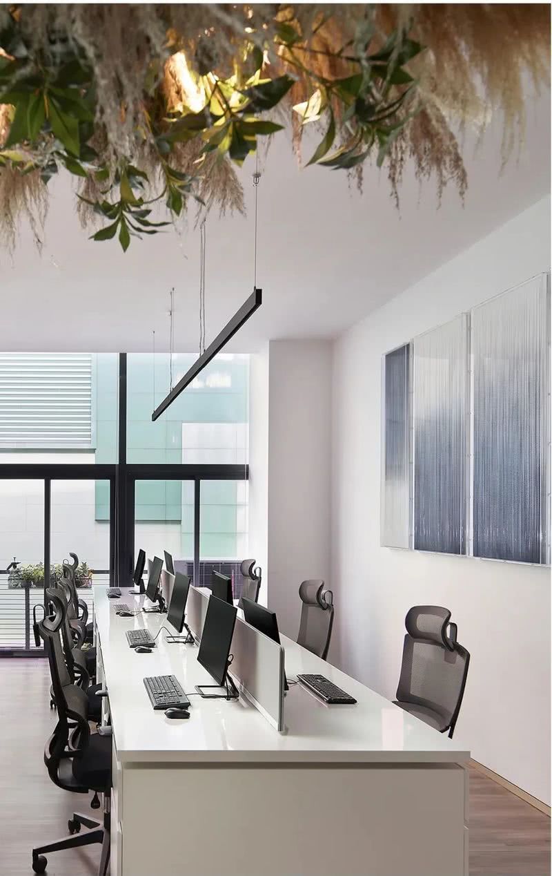 公共辦公區白色辦公桌黑色網布辦公椅 公共辦公區白色辦公桌黑色網布辦公椅