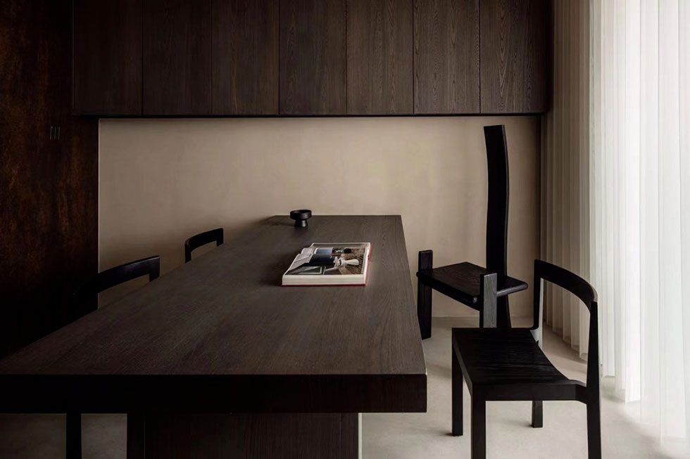 深色的原木辦公桌椅 深色的原木辦公桌椅