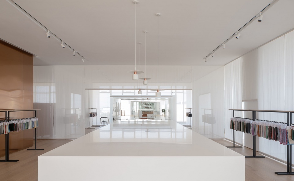 深圳南山東方科技大廈600平方米極簡現代風辦公室裝修案例展廳白色鋼琴烤漆陳列中島臺 深圳南山東方科技大廈600平方米極簡現代風辦公室裝修案例展廳白色鋼琴烤漆陳列中島臺