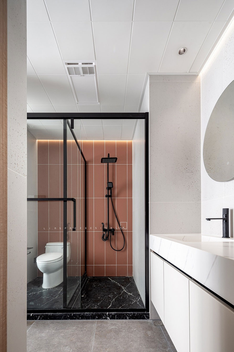 衛生間淋浴房豎條形紅色墻磚裝修效果圖 衛生間淋浴房豎條形紅色墻磚裝修效果圖