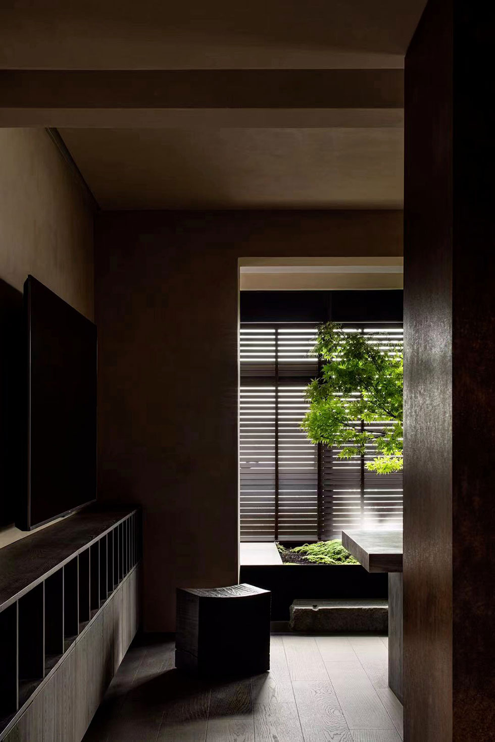 原木的窗邊辦公空間裝修圖 原木的窗邊辦公空間裝修圖