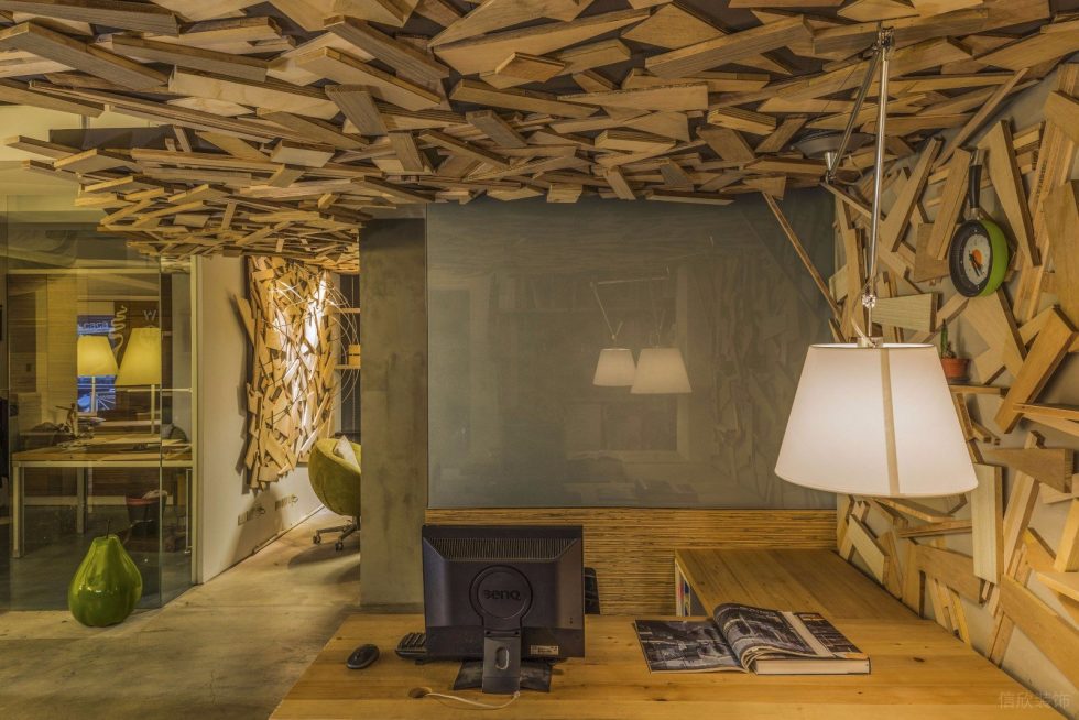 深圳龍崗凱騰大廈500平方米暖色調工業風辦公室裝修案例實木辦公桌 深圳龍崗凱騰大廈500平方米暖色調工業風辦公室裝修案例實木辦公桌