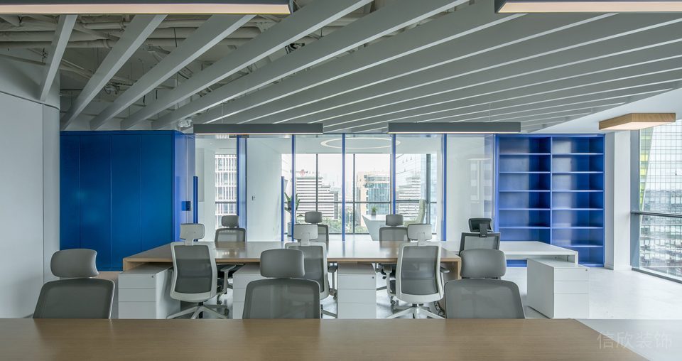 深圳羅湖深城投中心800平方米簡(jiǎn)約工業(yè)風(fēng)辦公室裝修案例辦公區(qū)藍(lán)色亮光烤漆裝飾儲(chǔ)物柜 深圳羅湖深城投中心800平方米簡(jiǎn)約工業(yè)風(fēng)辦公室裝修案例辦公區(qū)藍(lán)色亮光烤漆裝飾儲(chǔ)物柜