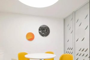 深圳羅湖深城投中心800平方米簡約工業(yè)風(fēng)辦公室裝修案例洽談室