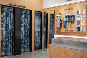 深圳市龍崗區(qū)坪地現(xiàn)代風(fēng)潮牌四季牛仔店鋪裝飾設(shè)計前臺