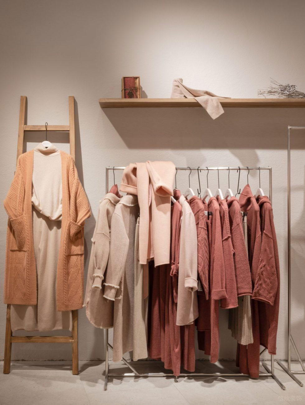 深圳市龍華區(qū)大浪現(xiàn)代風(fēng)jane Express服裝店鋪裝修設(shè)計(jì)不銹鋼衣架 深圳市龍華區(qū)大浪現(xiàn)代風(fēng)jane Express服裝店鋪裝修設(shè)計(jì)不銹鋼衣架