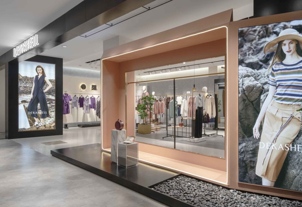 深圳市龍華區(qū)民治現(xiàn)代dekashell 女裝店鋪裝修設(shè)計櫥窗