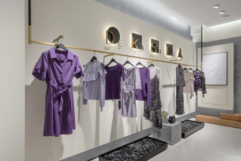 深圳市龍華區(qū)民治現(xiàn)代dekashell 女裝店鋪裝修設(shè)計香檳金掛衣架