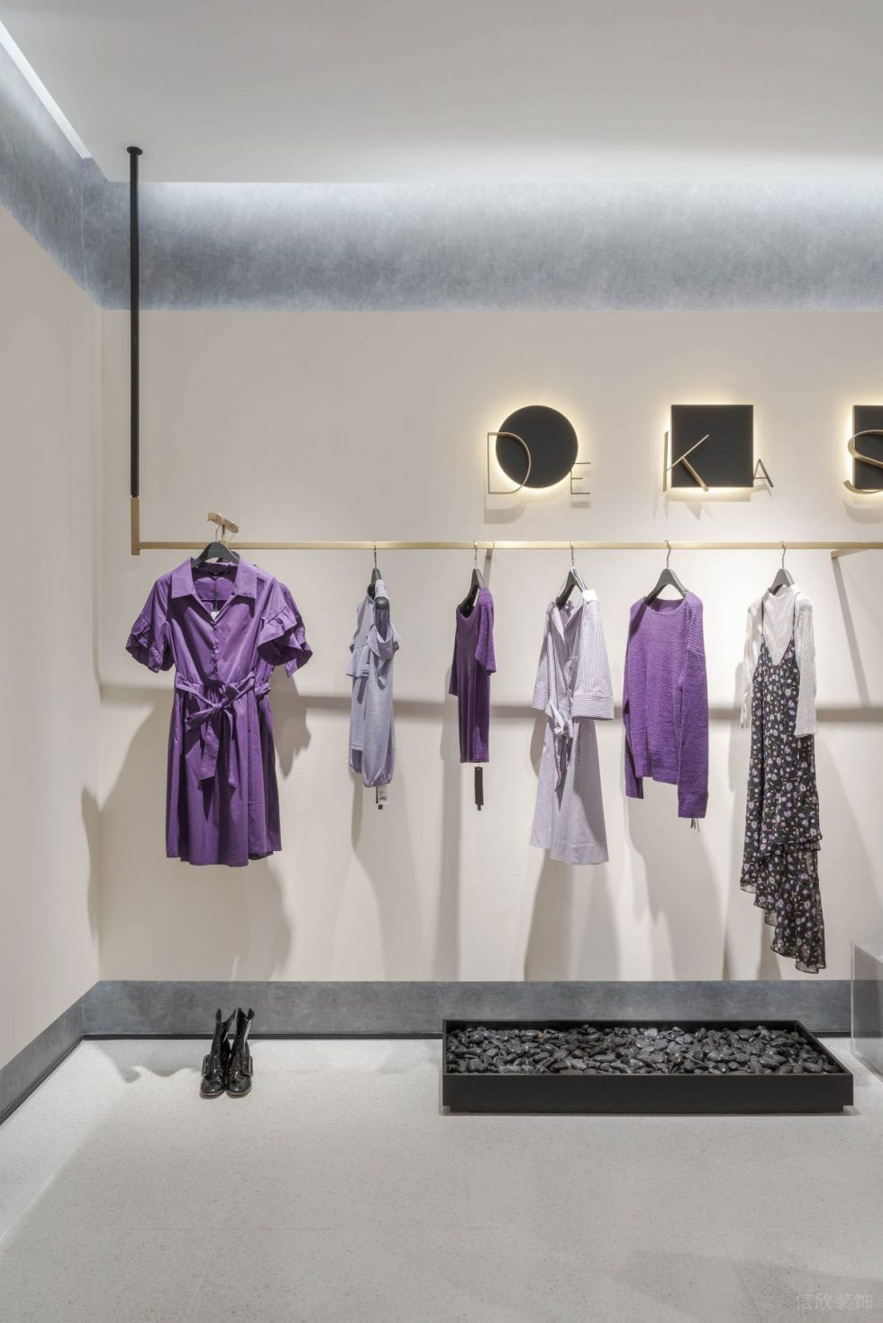 深圳市龍華區(qū)民治現(xiàn)代dekashell 女裝店鋪裝修設(shè)計黑色發(fā)光LOGO