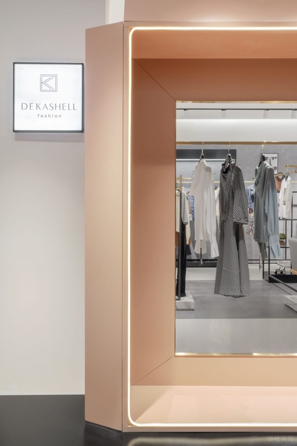 深圳市龍華區(qū)民治現(xiàn)代dekashell 女裝店鋪裝修設(shè)計橙色燈帶邊框