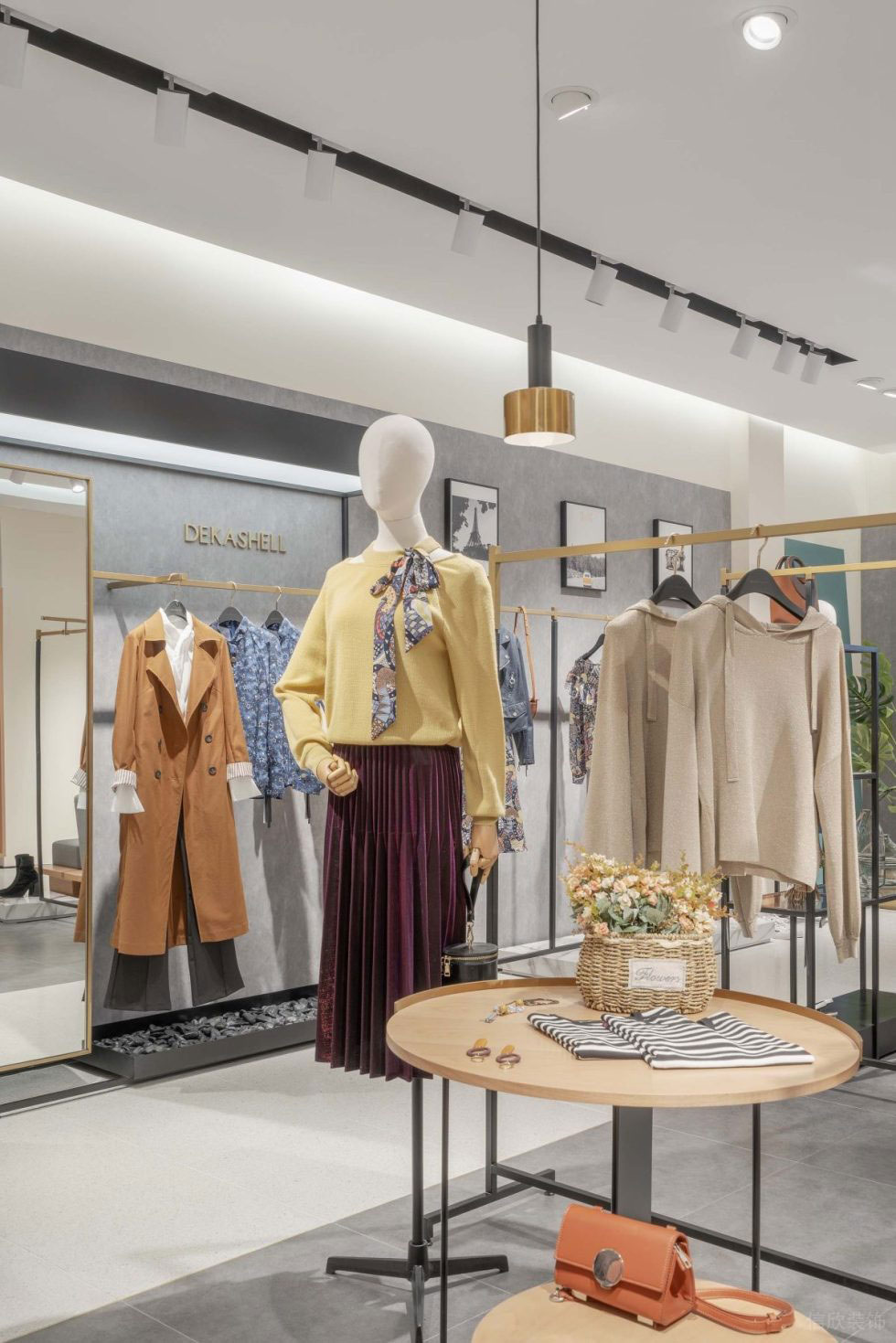 深圳市龍華區(qū)民治現(xiàn)代dekashell 女裝店鋪裝修設(shè)計原木色圓桌